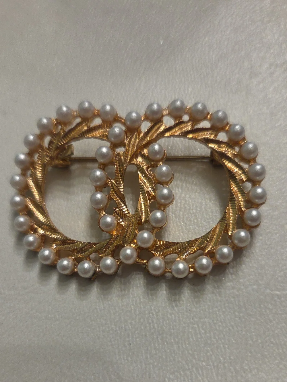 Vintage Gold Tone Double Circle Pearl Brooch — Classic Women’s Accessory